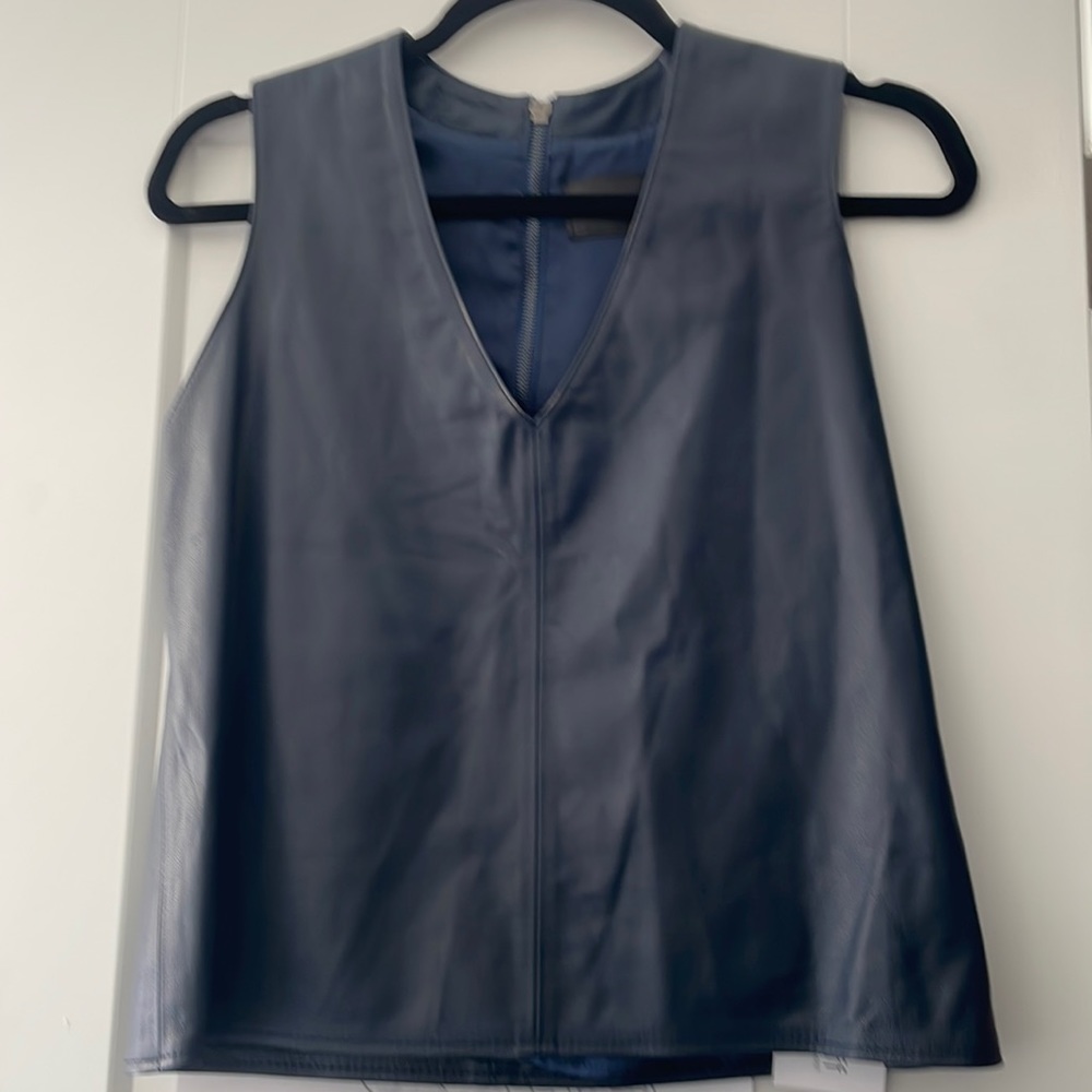 Women’s leather fully lined sleeveless vest top in back size small in navy